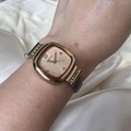 Dettaglio dell'orologio quadrato in oro rosa con cristalli su sfondo di seta morbida - Caffè (73741)