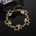 Détail du bracelet gourmette en or avec étoiles et fermoir mousqueton sur surface miroir - Bracelet Étoile Creuse (9129) / 15.7cm+5.2cm Chaîne d'Extension / KC Gold (9129)