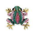 Vista dettagliata della spilla a rana con strass verdi e rosa su metallo dorato - Rosa e Verde