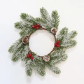 Weihnachtskranz mit künstlichen Kiefernnadeln, Schneepulver, roten Beeren und Zapfen - Verschneiter runder Kiefernnadel-Beeren-Zapfen-Kerzenring