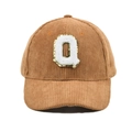 Detailansicht der braunen Cord-Baseballkappe mit flauschigem weißem Buchstaben Q - Q-Buchstaben Aufnäher (Braun)