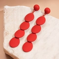 Auffällige rote matte geometrische ovale Ohrringe mit goldenen Gliedern auf Marmor - Matte fünf verbundene Scheiben langer Stil / Silberner Ohrring-Stift - Rot