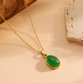Dettaglio di una collana placcata oro con pendente ovale in pietra occhio di gatto verde - Collana Verde (A521)