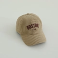 Gros plan sur une casquette Boston en velours côtelé kaki avec broderie vintage style - 50-52cm (2-5 Ans) / Boston-Kaki