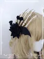 Barrette gothique main de squelette avec rose noire, ailes de chauve-souris et pompon - Clip Rose Noire Main de Squelette Ailes de Chauve-souris