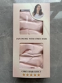 Set bigodini senza calore rosa in confezione su sfondo di marmo grigio chiaro - Rosa Fata (Scatola a Colori da 3 Set)