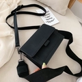 Borsa a tracolla minimalista nera opaca con doppi spallacci rimovibili in uno stile chic - Nero