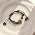 Bracciale di perline in stile inchiostro retrò con ciondolo a farfalla su vassoio - Farfalla grigia con perline nere