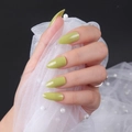Unghie finte a mandorla verde oliva lucide su mano con rete di perle decorativa - Verde Oliva Lucido (JJL-04)