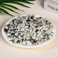 Piedras de luna blancas naturales con brillo irisado en un cuenco de cerámica - Piedra Lunar Blanca Y Negra (7-9 Mm) 100 G