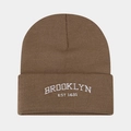 Détail du bonnet en tricot marron avec broderie blanche BROOKLYN sur le revers - Kaki