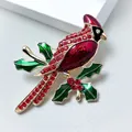 Exquisite Vogel-Brosche in Gold mit roten Kristallen und Emaille auf Stechpalmenzweig - Rot