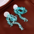 Detalle de pendientes de cuentas azul verdoso azul-verde con tachuelas de nácar en fondo de seda - Colgante de piedra artificial azul con pasador de plata / Azul