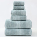 Détail d'un ensemble de 6 serviettes rayées gris-bleu empilées sur fond blanc - Ensemble de 6 Pièces Vert Émeraude (Étoiles)