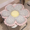 Grijs bloemvormig stoelkussen met roze pluche randen en geel schaakbordpatroon - 50cm / Blauwe Bloemen