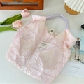 Détail du sac cabas en dentelle rose avec broderie papillon et anses tressées - Broderie de Papillon Rose Clair