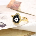 Vista macro de anillo gota de oro ojo turco con esmalte negro y bordes de cuentas - Negro (ZYN-DMR70G-5)