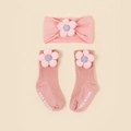 Dettaglio del set calzini e fascia neonata rosa con fiori 3D e motivi in maglia - Rosa Loto