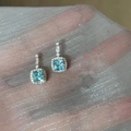 Orecchini in argento con zircone blu taglio cushion e contorno di pietre brillanti - Perno in argento-Orecchini blu