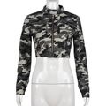 Détail de veste courte camouflage avec fermeture éclair en métal et doubles poches à rabat - S / Camouflage