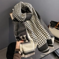 Elegante sciarpa in cashmere pied-de-poule bianca e nera con motivo classico H - Nero e Bianco Pied de Poule (S830 Nero)