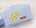 Borsa trucco a quadretti blu con ricamo floreale giallo e manico azzurro - Stile Floreale a Scacchi / Blu (Ricamo Floreale)