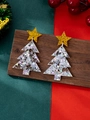 Détail des boucles d'oreilles sapin de Noël scintillantes avec sequins et étoile dorée - Arbre de Noël Coloré / Arc-en-ciel