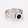 Detalle de anillo de acero inoxidable con esmalte negro y grabado de números romanos - US 6 / Color Acero