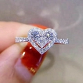 Funkelnder herzförmiger Zirkonia Ring in Silber-Optik mit Pavé-Besatz aus Diamantsteinen - US 10 / Weißgold