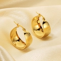 Dettaglio di orecchini a cerchio larghi placcati oro 18k su sfondo di seta dorata - 30MM Colore Oro