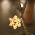 Suspension de Noël en flocon avec motif Père Noël et lumière LED jaune chaleureuse - Flocon de neige