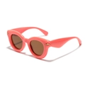 Occhiali da sole rosa cat-eye con montatura spessa, rivetti oro e lenti marroni - Montatura Rossa Lenti Grigie