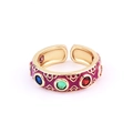 Detail eines Vintage Goldrings mit lila Emaille und bunten Zirkon Edelsteinen - Einstellbar Offen / Rot