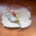 Dettaglio di perle in ceramica vintage e distanziali in metallo argentato su collana intrecciata - Stile Giunzione in Ceramica Vintage (17# Collana-Caffè-Colorata)