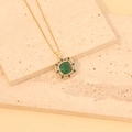 Collier vintage en or avec pendentif carré émeraude entouré de diamants et pierres précieuses - 1# Vert