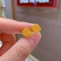 Primer plano de pendientes de botón cuadrados dorados con textura de malla y metal - Estilo Cuadrado Cepillado Dorado (7# Aguja de Plata - Oro)
