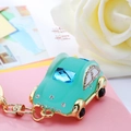 Porte-clés voiture bleu ciel orné de cristaux et détails dorés pour femmes - Voiture en Cristal Bleu