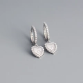 Orecchini a cuore in argento con pavé di zirconi scintillanti e chiusura a cerchio - Oro Bianco