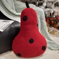 Peervormig pluche kussen met rode stippen van zachte sherpa fleece voor op de bank - Rood met zwarte stippen
