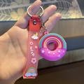 Porte-clés donut arc-en-ciel en silicone rose avec dragonne 'wish' et anneau argenté - Rouge