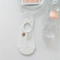 Détail de chaussette invisible blanche en coton avec une broderie florale brune délicate - Taille unique / Broderie Fleur Marron