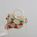 Handgewebte Strohtasche in Halbmondform mit Kirschdekor und Kordelzugfutter - Kirsch-Dekoration