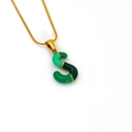 Collana dorata con ciondolo a lettera S in smalto verde dai toni vivaci - Stile Lettera S