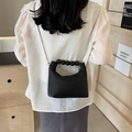Bolso de cuero texturizado negro con asa de perlas y correa de cadena plateada - Negro