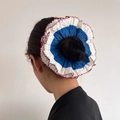 Oversized witte kanten scrunchie met rode geschulpte randen en koningsblauwe accenten - Dubbellaagse Contrast Scrunchie / Koningsblauw + Rode Rand