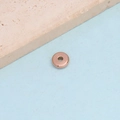 Makroaufnahme polierter roségoldener UFO-Perlen für DIY-Schmuckherstellung und Handwerk - 4mm / Roségold