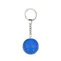 Dettaglio del portachiavi blu a forma di palla da pickleball con anello e catena in metallo - Blu
