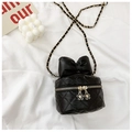 Detalle de bolso bandolera acolchado negro con lazo y tiradores florales - Negro
