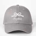 Graue Baumwoll-Baseballkappe mit weißer Schleifenbestickung und Sophia-Schriftzug - Einheitsgröße / Grau