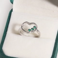 Détail de bague coeur plaqué or 14k avec zircons verts présentée dans son écrin cadeau - Zircone Vert Platine